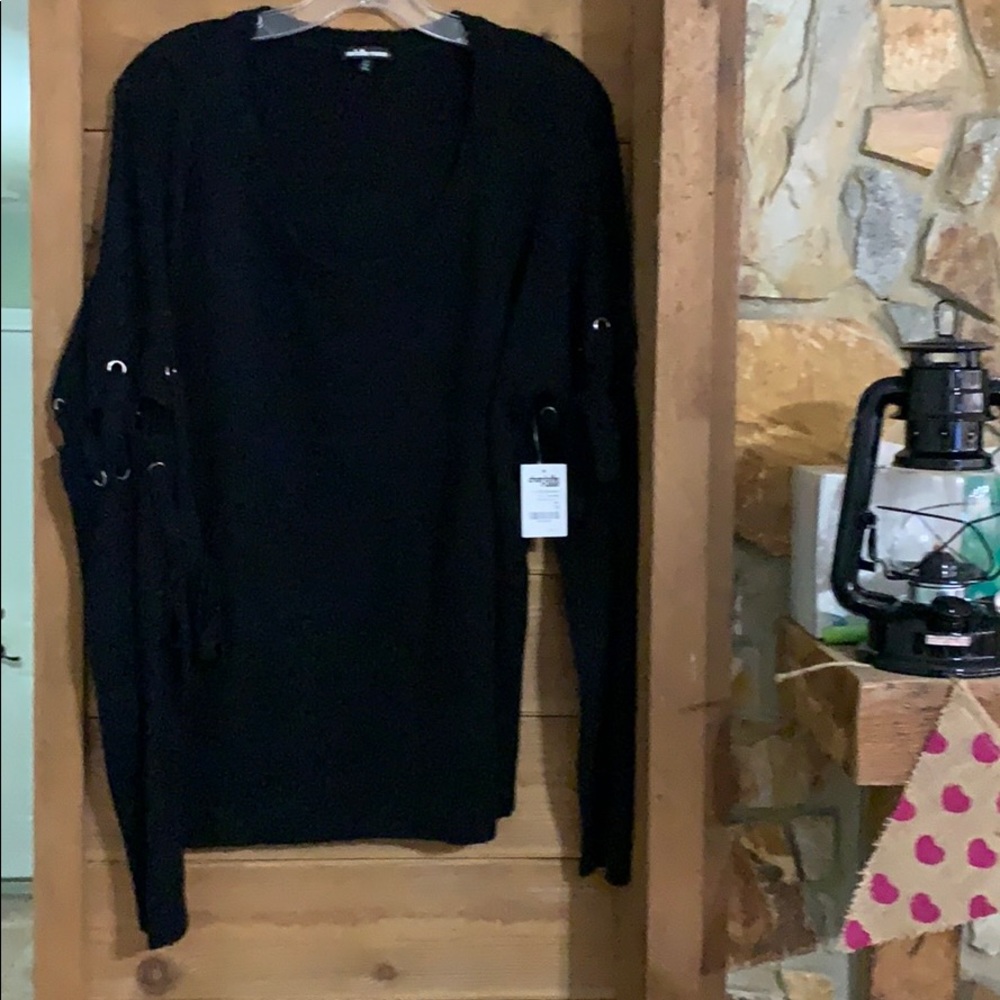 BlackSweater w/detachable sleeves&silver hardware